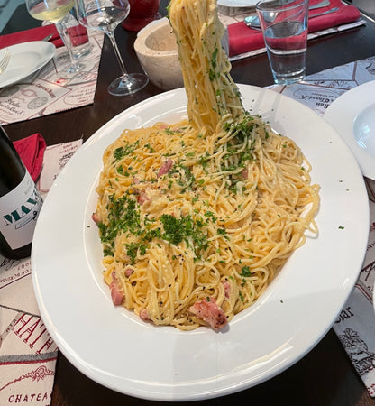 Teller mit Spaghetti und Parmesansauce